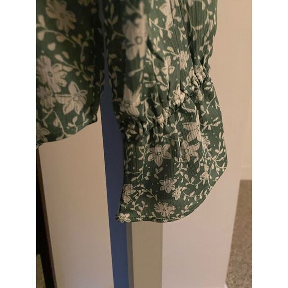 Ann Taylor V neck Ruffled Blouse small - Picture 2 of 6